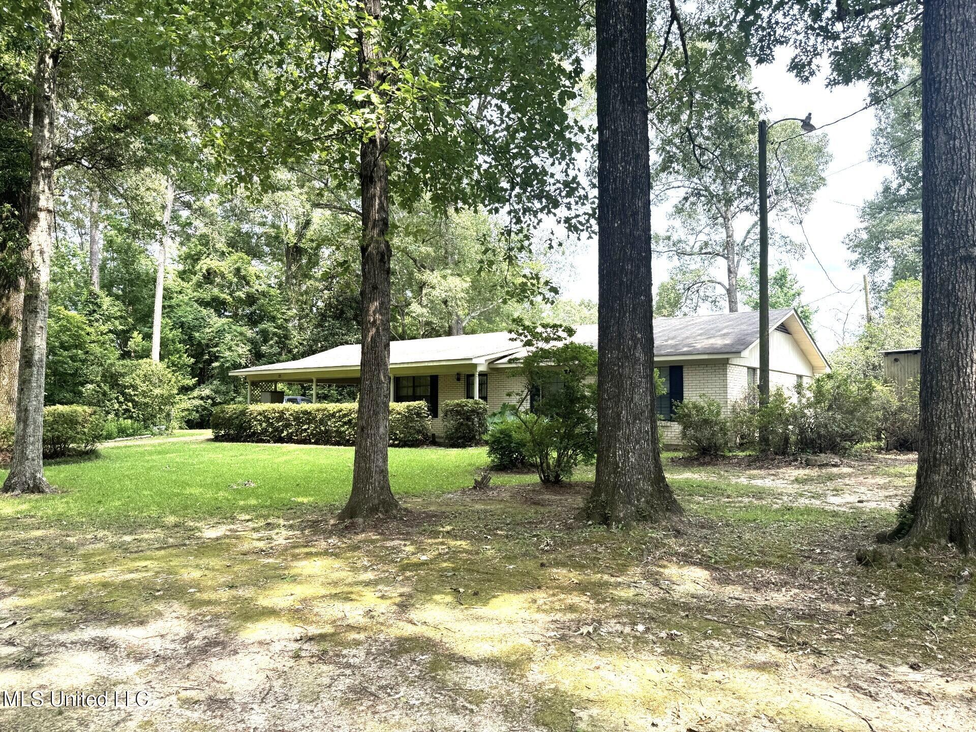25 Cloverdale Road Natchez, MS 39120 - Photo 3 of 31 thumbnail_IMG_1087.jpg 25 cloverdale