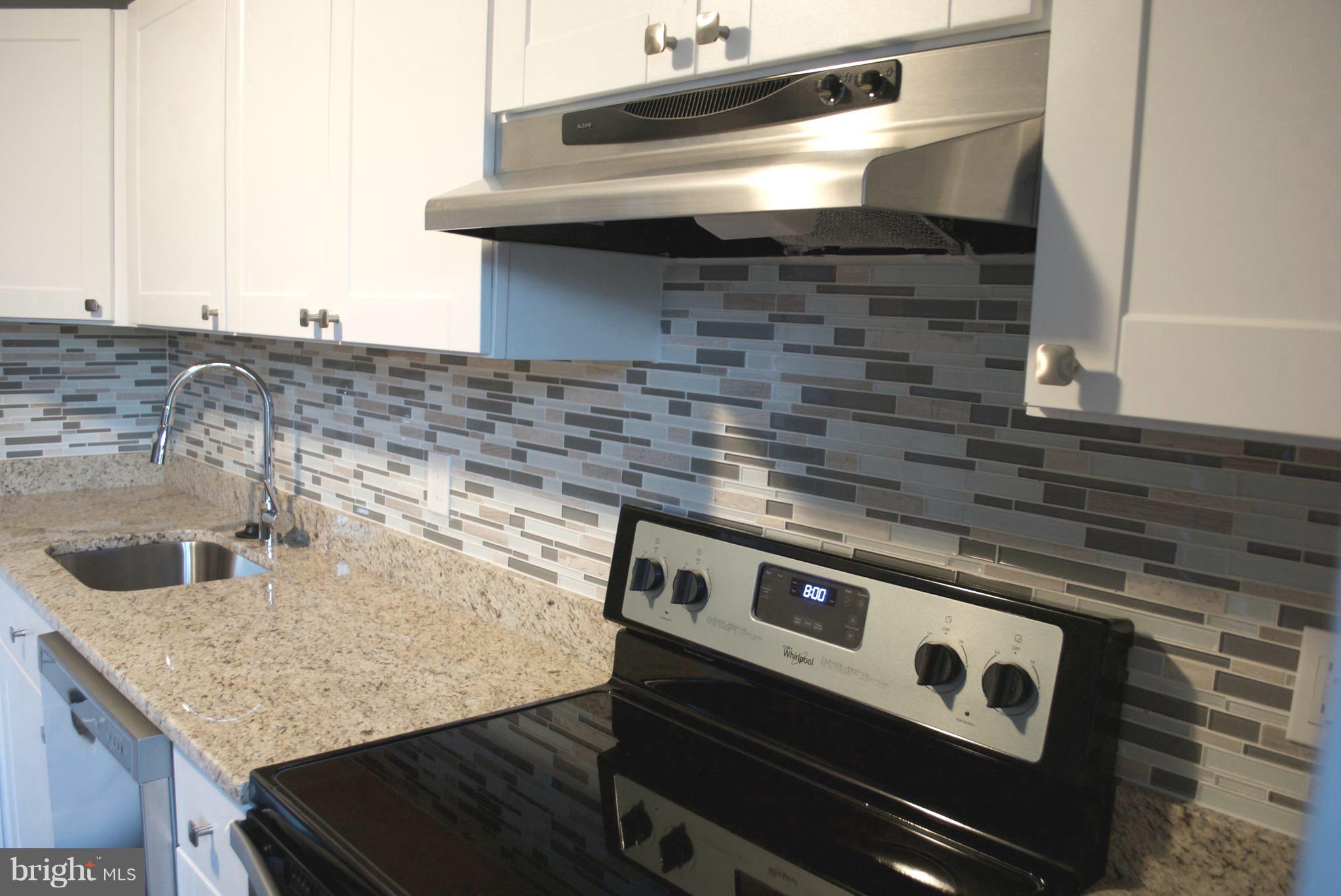 7635 Arbory Court, Unit 65 Laurel, MD 20707 - Photo 5 of 33 a close view of stove