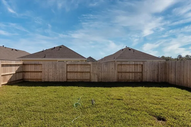 a view of a backyard
