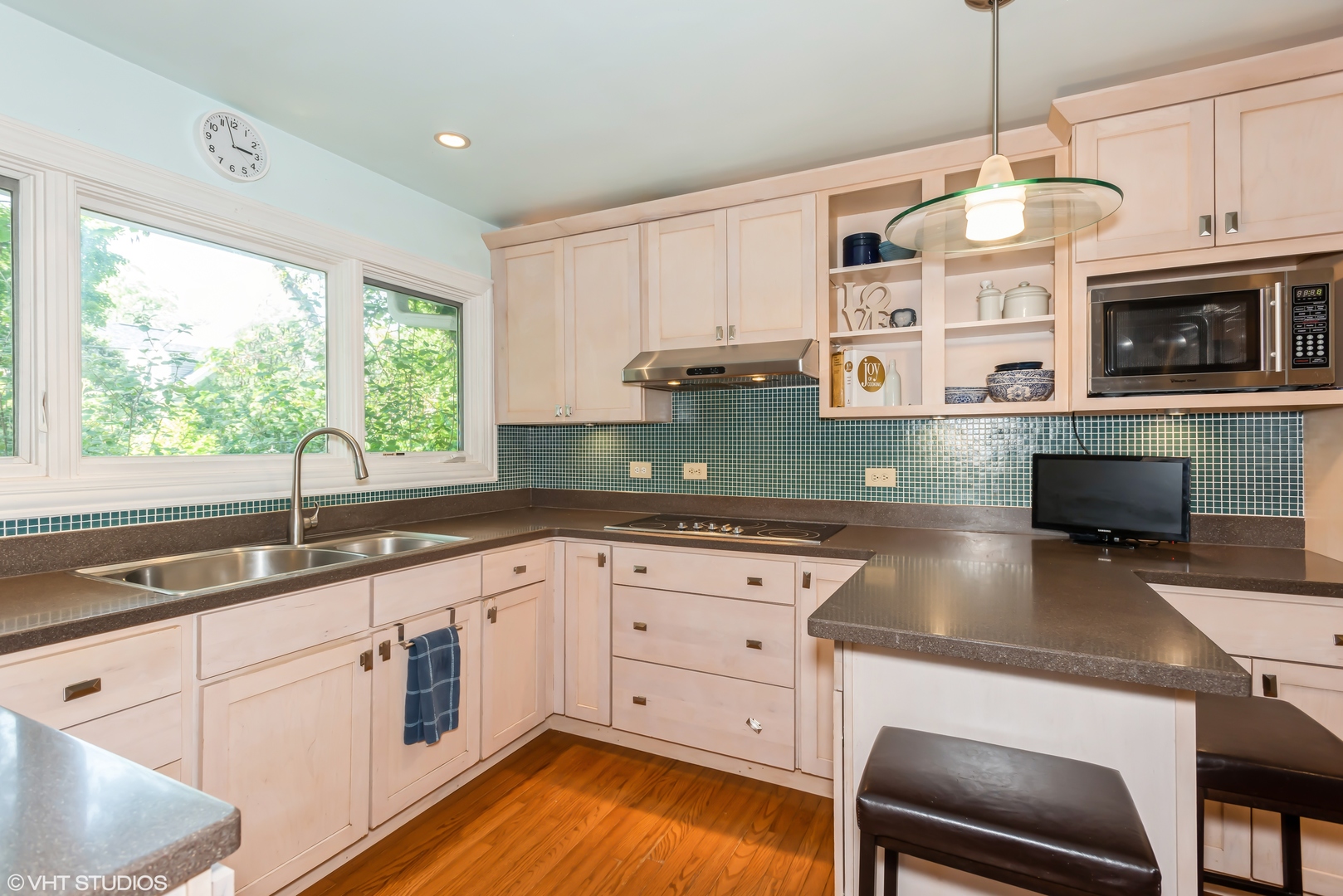 25W560 Piccadilly Road Wheaton, IL 60189 - Photo 12 of 33 a kitchen with cabinets appliances and a window