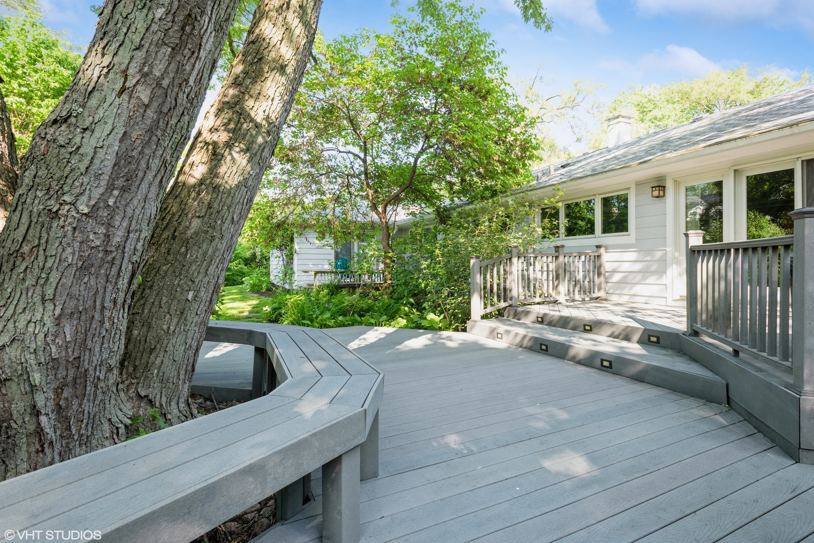 25W560 Piccadilly Road Wheaton, IL 60189 - Photo 25 of 33 a view of a patio with a table and chairs