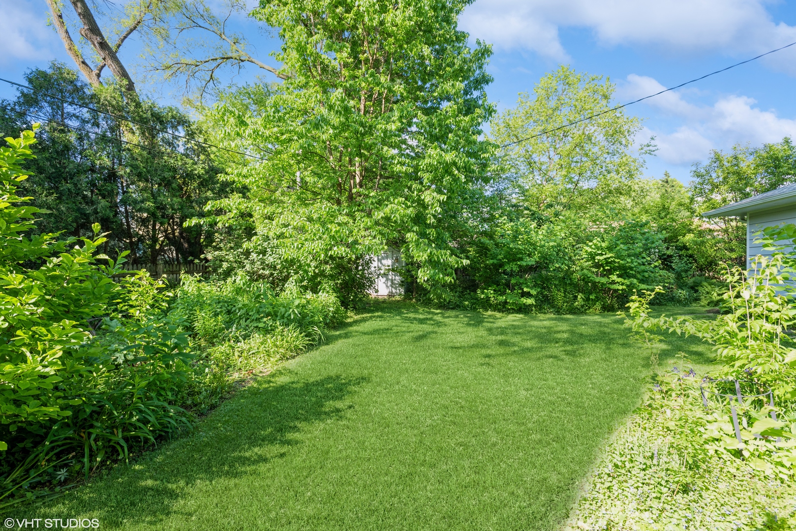 25W560 Piccadilly Road Wheaton, IL 60189 - Photo 29 of 33 a view of a garden