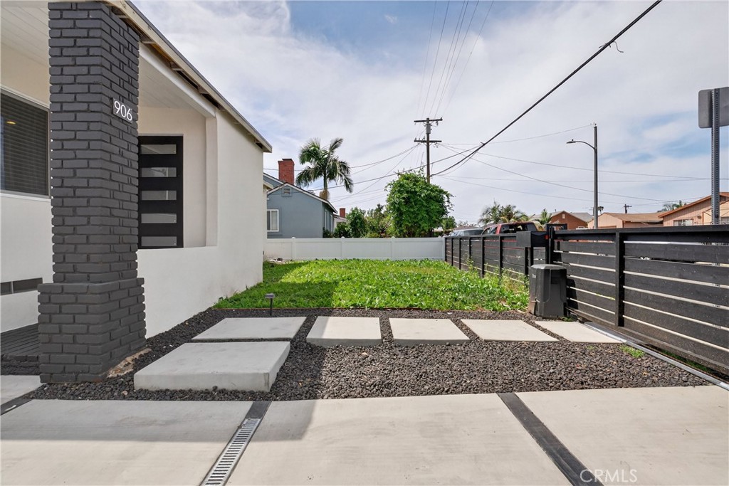 906 West Poplar Street Compton, CA 90220 - Photo 4 of 36