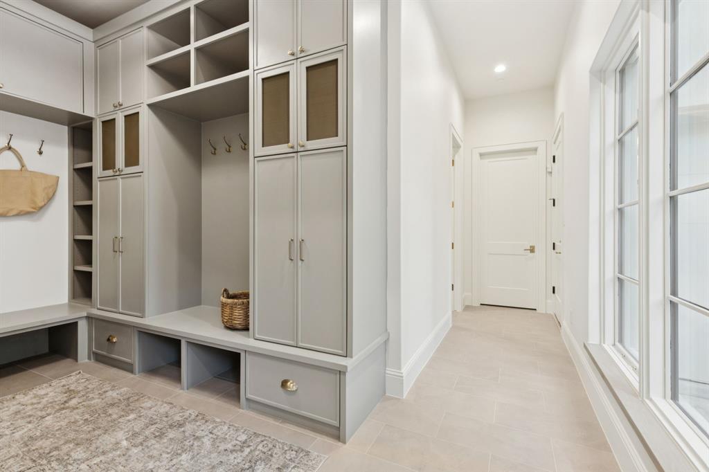 11815 Jamestown Road Dallas, TX 75230 - Photo 21 of 39 a view of an empty room with cabinet and mirrors