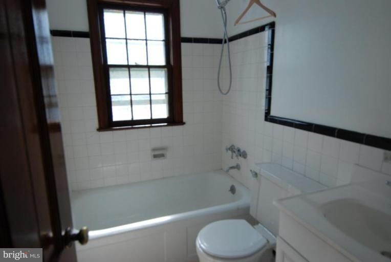 2805 Cameron Road Falls Church, VA 22042 - Photo 9 of 13 Bath #1
