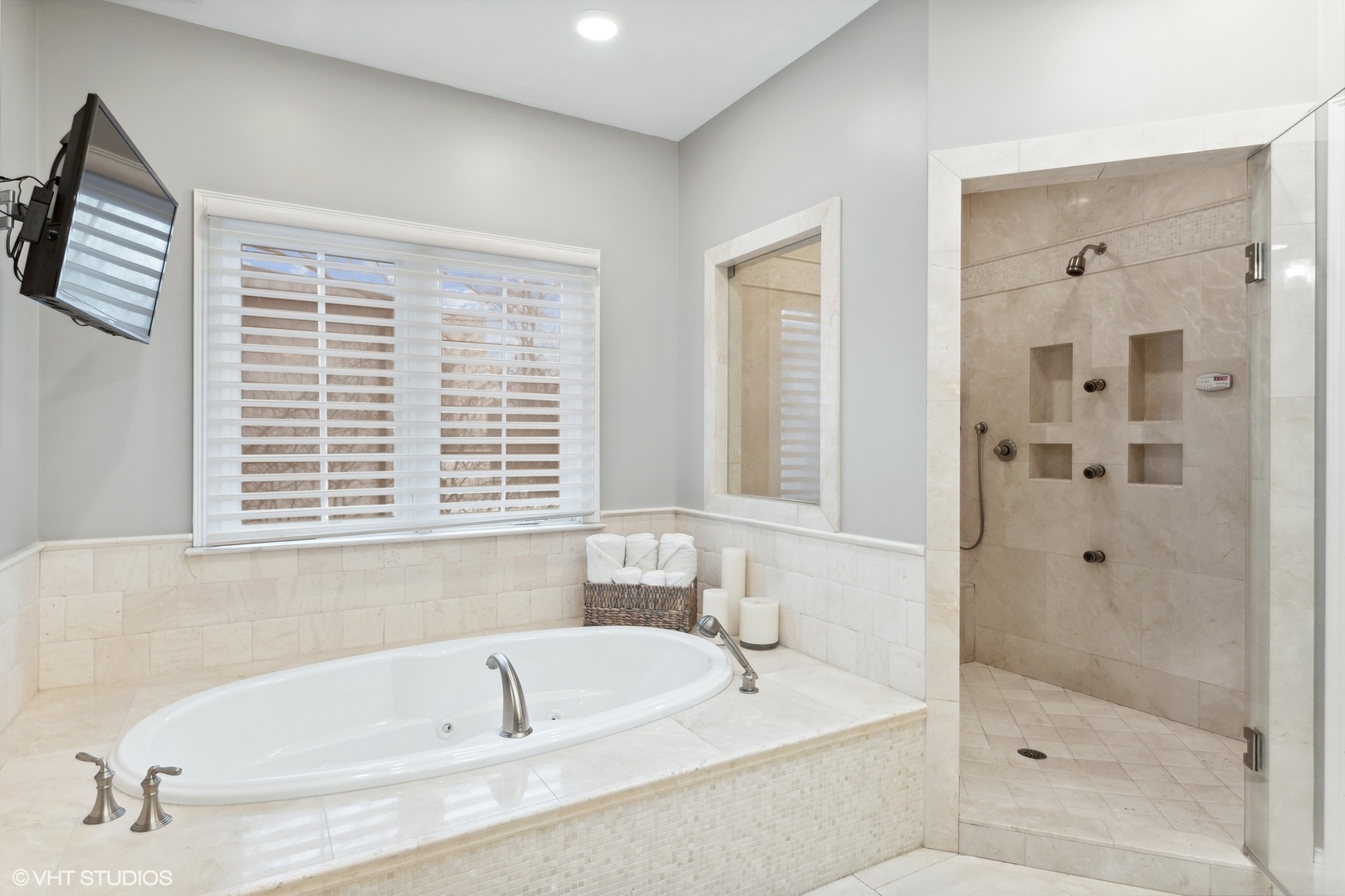 3825 Oak Avenue Northbrook, IL 60062 - Photo 24 of 56 a bathroom with a bathtub and a sink