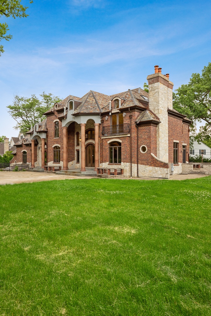 819 Wilson Lane Hinsdale, IL 60521 - Photo 2 of 26 a front view of a house with garden