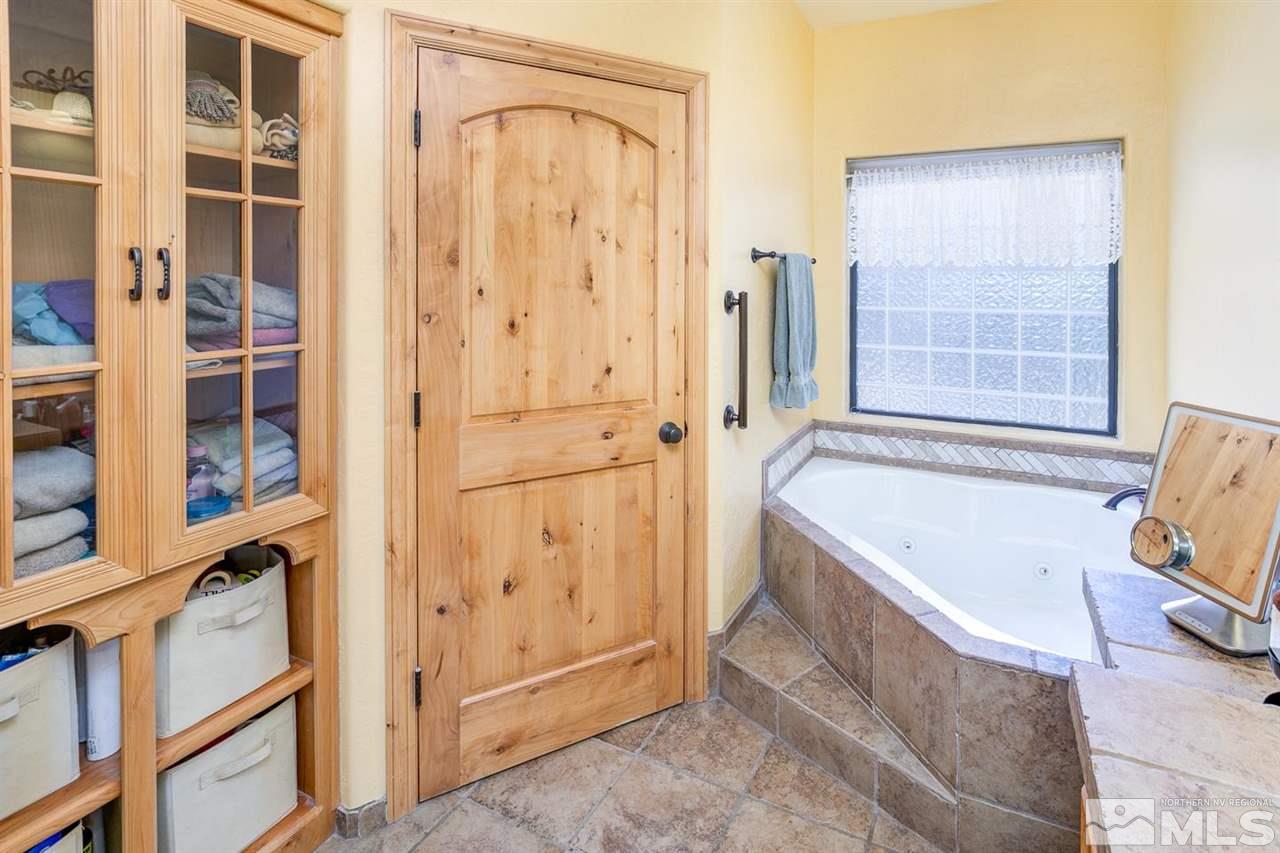 3500 South Allen Road Fallon, NV 89406 - Photo 28 of 40 a bathroom with a tub a sink and a window