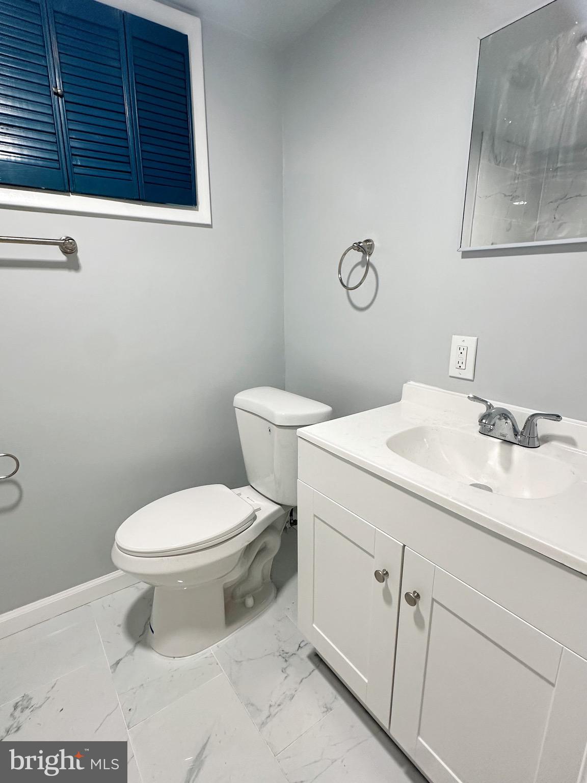 603 Brookwood Road Baltimore, MD 21229 - Photo 29 of 33 a bathroom with a toilet a sink and mirror