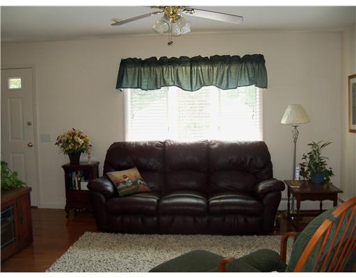 7 Duffield Road Bristol, RI 02809 - Photo 3 of 9 Living Room.