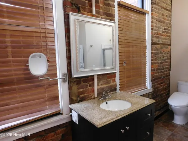 $2,195 | 216 Middle Street, Unit B, New Bern, NC 28560