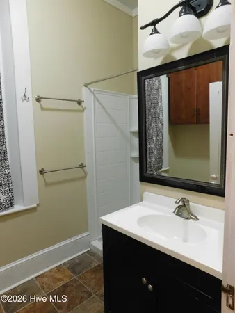 $2,195 | 216 Middle Street, Unit B, New Bern, NC 28560