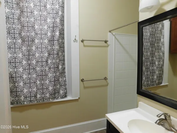 $2,195 | 216 Middle Street, Unit B, New Bern, NC 28560