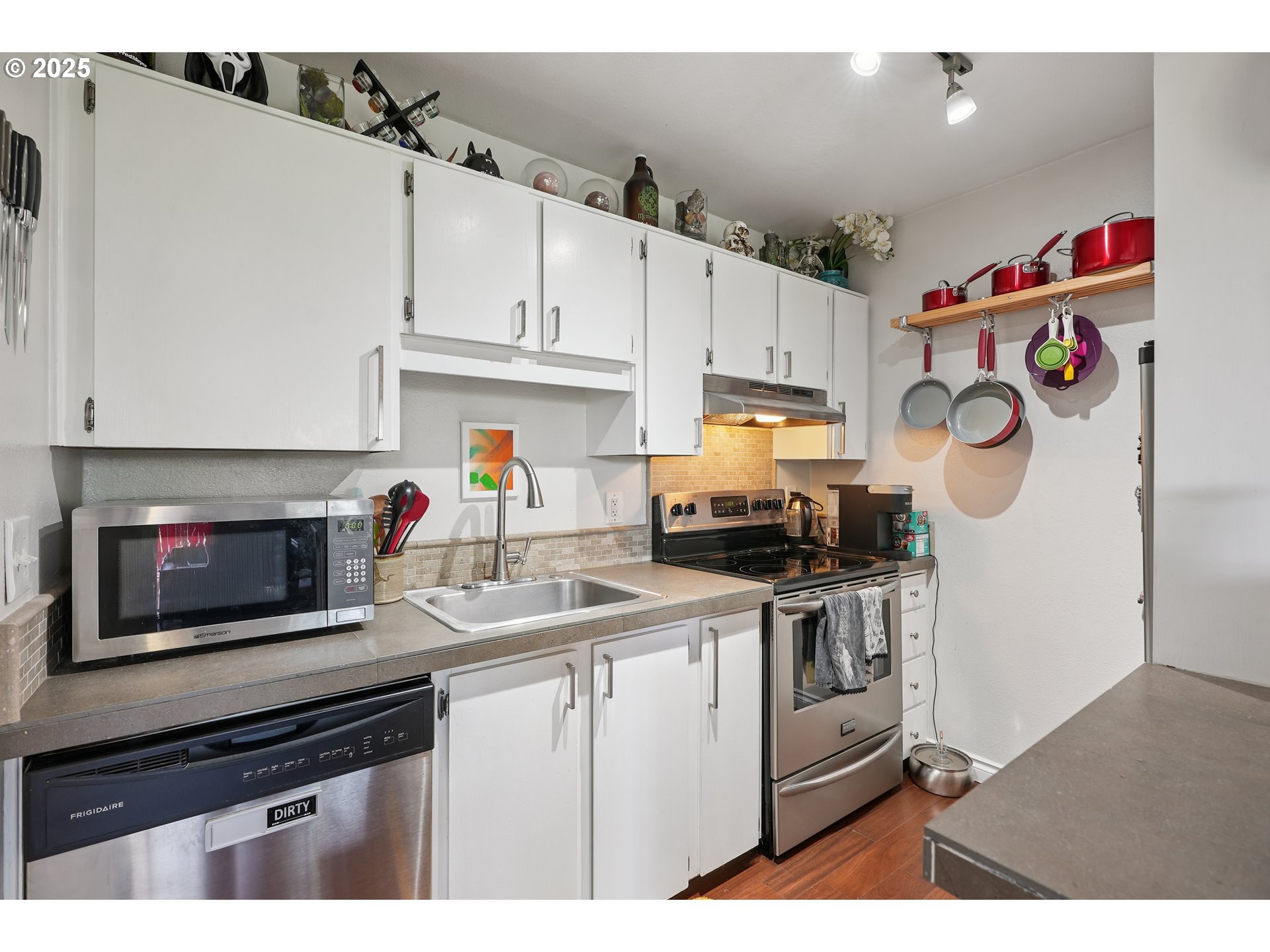 7522 Southwest Barnes Road, Unit E Portland, OR 97225 - Photo 9 of 27