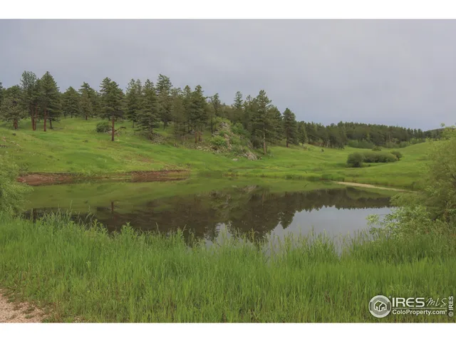 a picture of a lake view