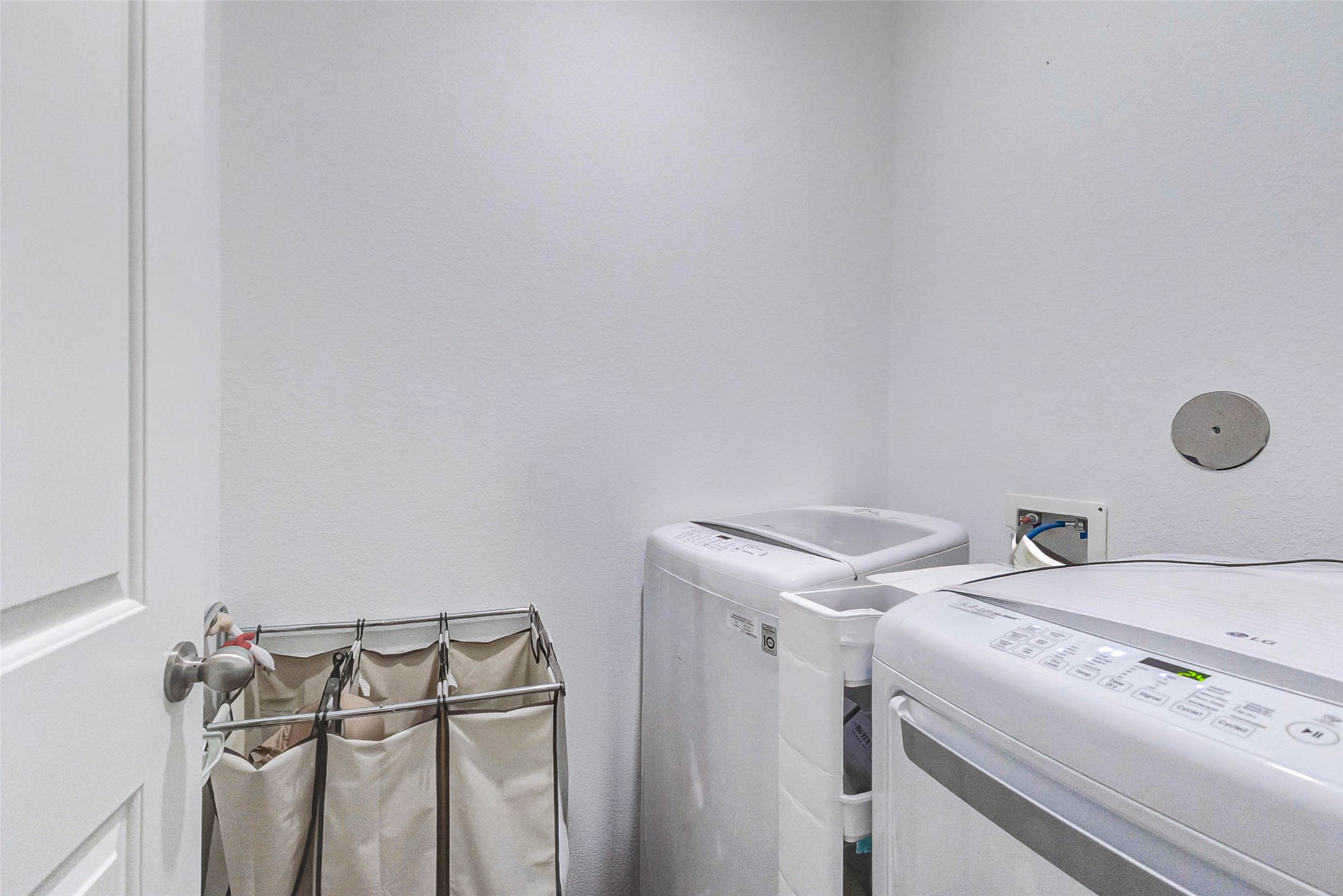 3210 Montclair Orchard Trace Spring, TX 77386 - Photo 18 of 38 a utility room with dryer and washer