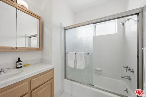 $599,000 | 2702 11th Street, Unit 5, Santa Monica, CA 90405