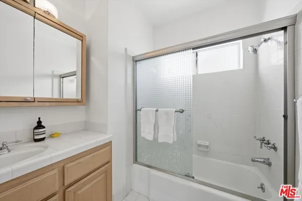 $599,000 | 2702 11th Street, Unit 5, Santa Monica, CA 90405
