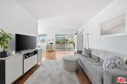 $599,000 | 2702 11th Street, Unit 5, Santa Monica, CA 90405