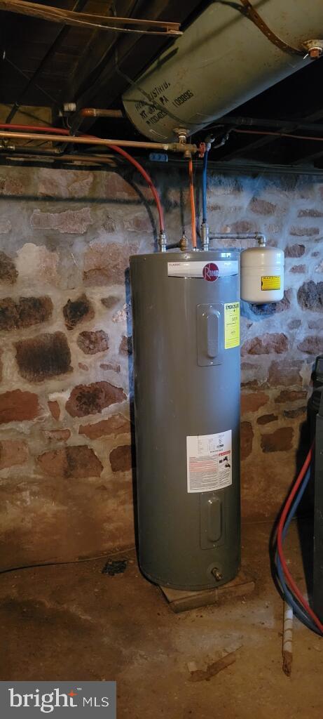 10 Swamp Church Road Reinholds, PA 17569 - Photo 17 of 20 10 Swamp Hot water heater
