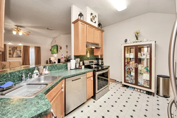 $1,800 | 1611 Bob White, Brookshire, TX 77423