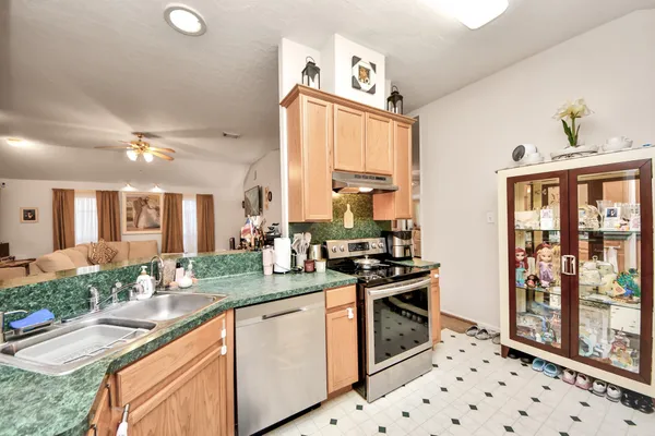 $1,800 | 1611 Bob White, Brookshire, TX 77423