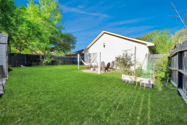 $1,800 | 1611 Bob White, Brookshire, TX 77423