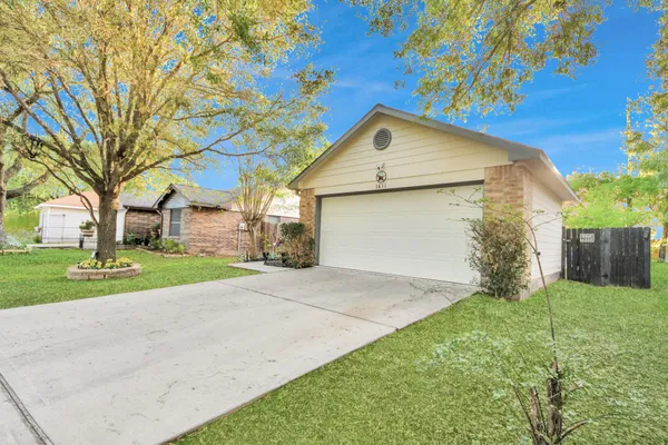 $1,800 | 1611 Bob White, Brookshire, TX 77423