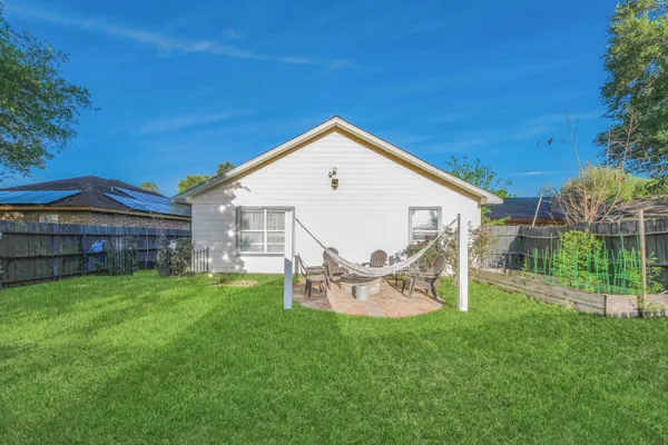 $1,800 | 1611 Bob White, Brookshire, TX 77423