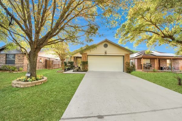 $1,800 | 1611 Bob White, Brookshire, TX 77423