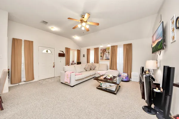 $1,800 | 1611 Bob White, Brookshire, TX 77423