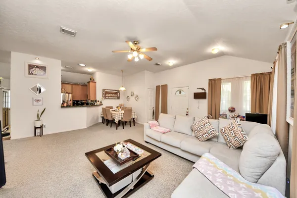 $1,800 | 1611 Bob White, Brookshire, TX 77423