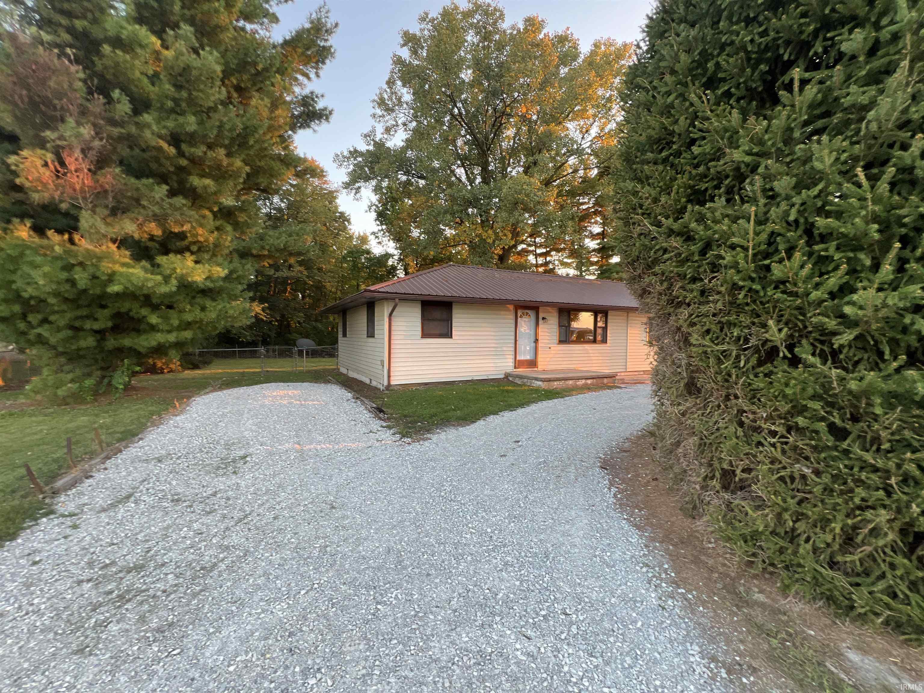 220 East 950 South Fairmount, IN 46928 - Photo 4 of 25