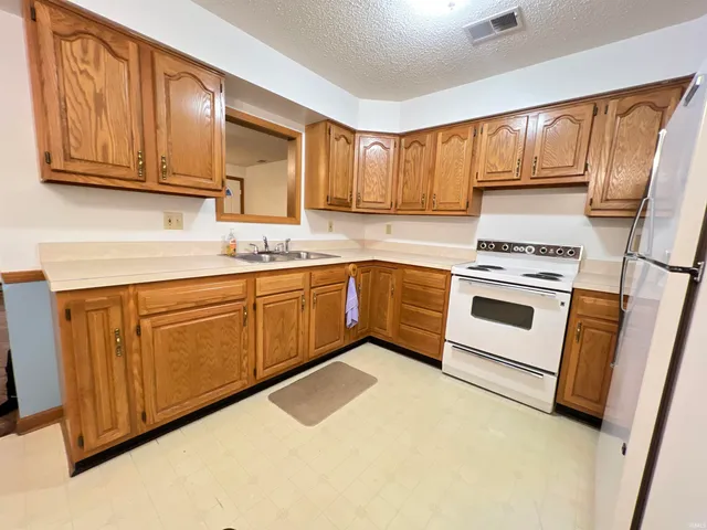 $174,900 | 220 East 950 South, Fairmount, IN 46928