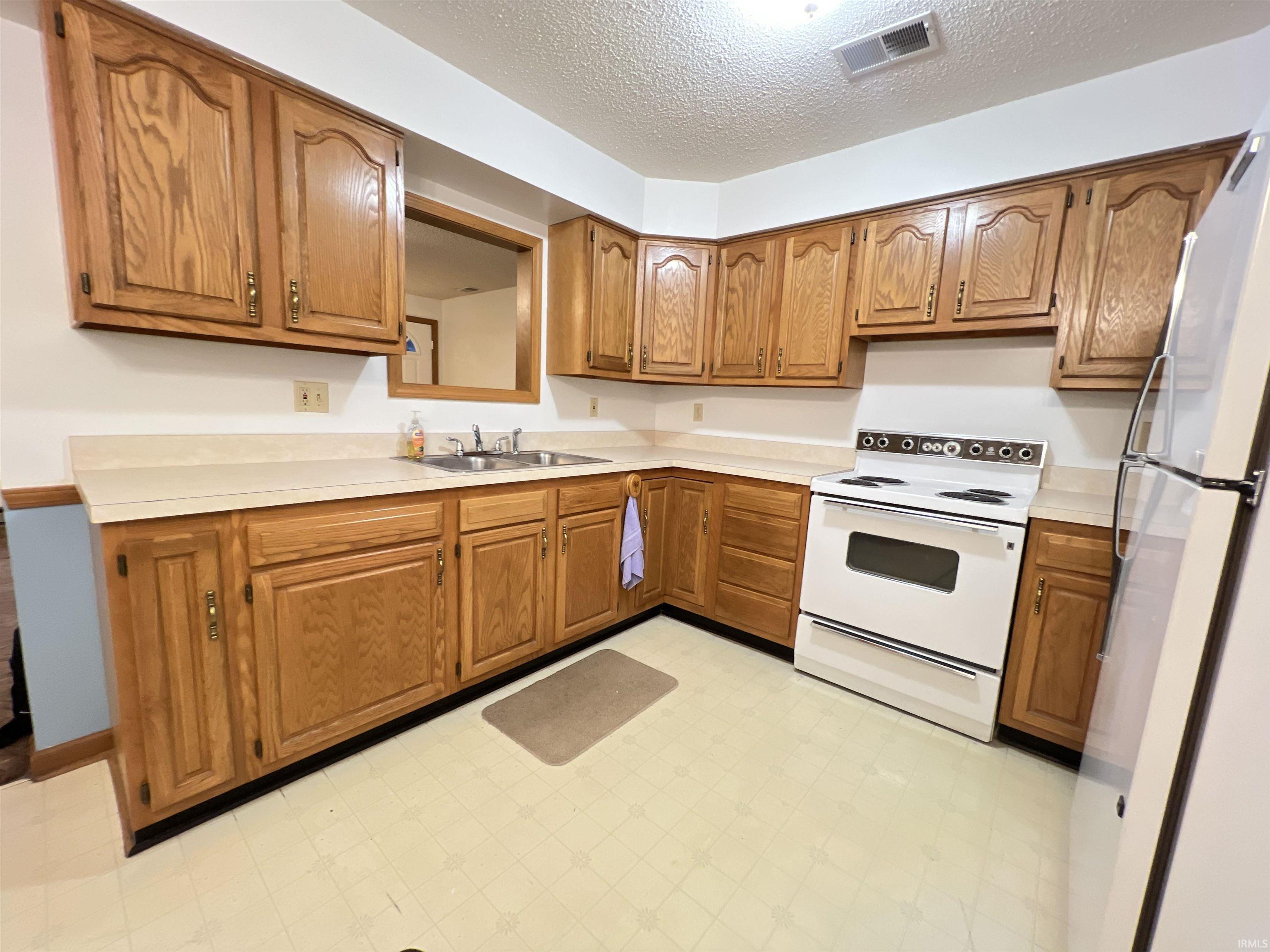 220 East 950 South Fairmount, IN 46928 - Photo 8 of 25