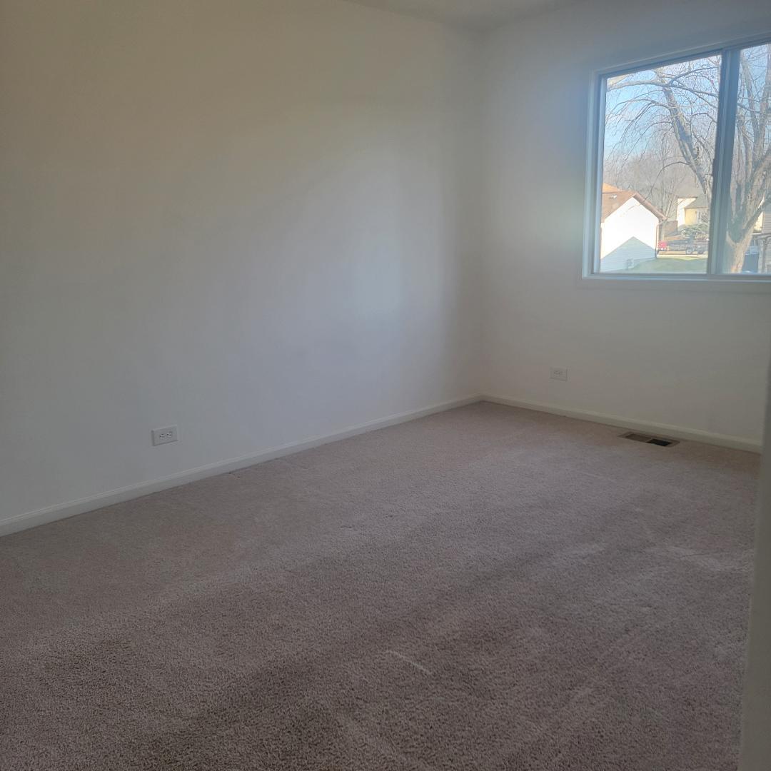 217 Pheasant Road Matteson, IL 60443 - Photo 15 of 27 an empty room with a window