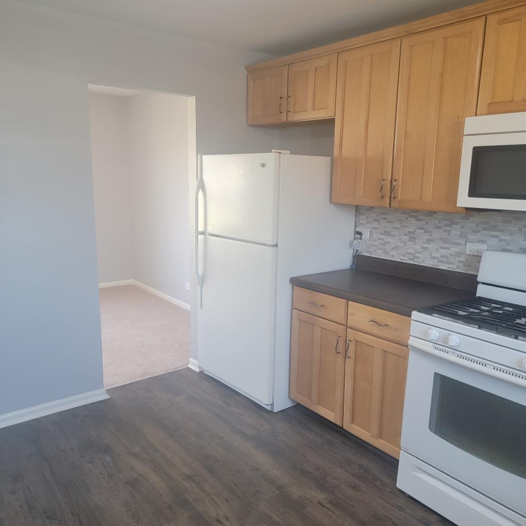 217 Pheasant Road Matteson, IL 60443 - Photo 9 of 27 a kitchen with granite countertop white cabinets and white appliances