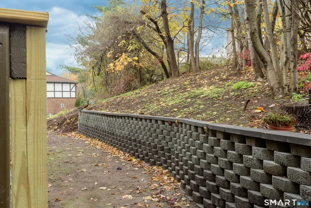 a view of a pathway with a house