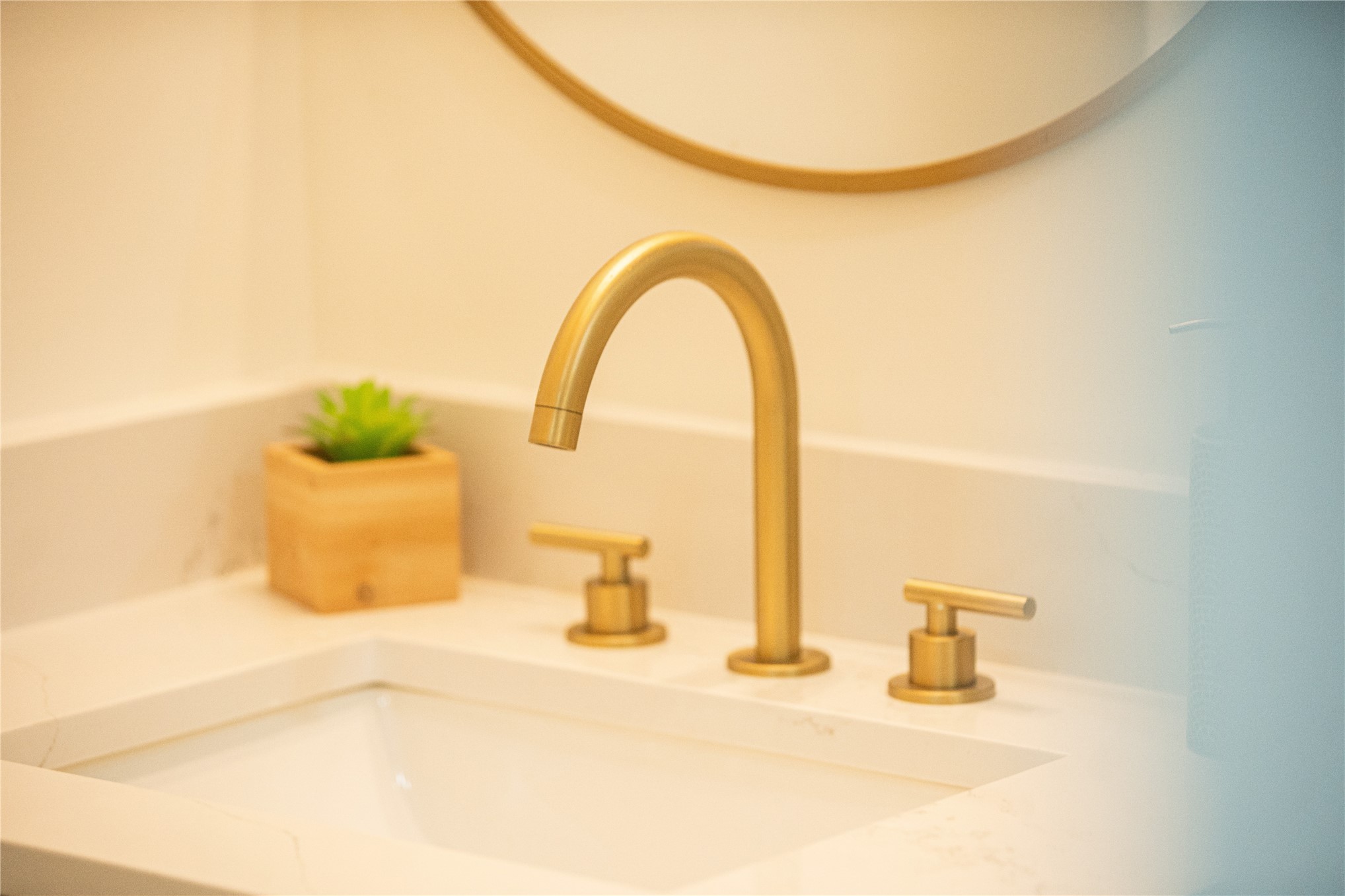 610 Division Street Fernandina Beach, FL 32034 - Photo 28 of 43 a bathroom with a sink