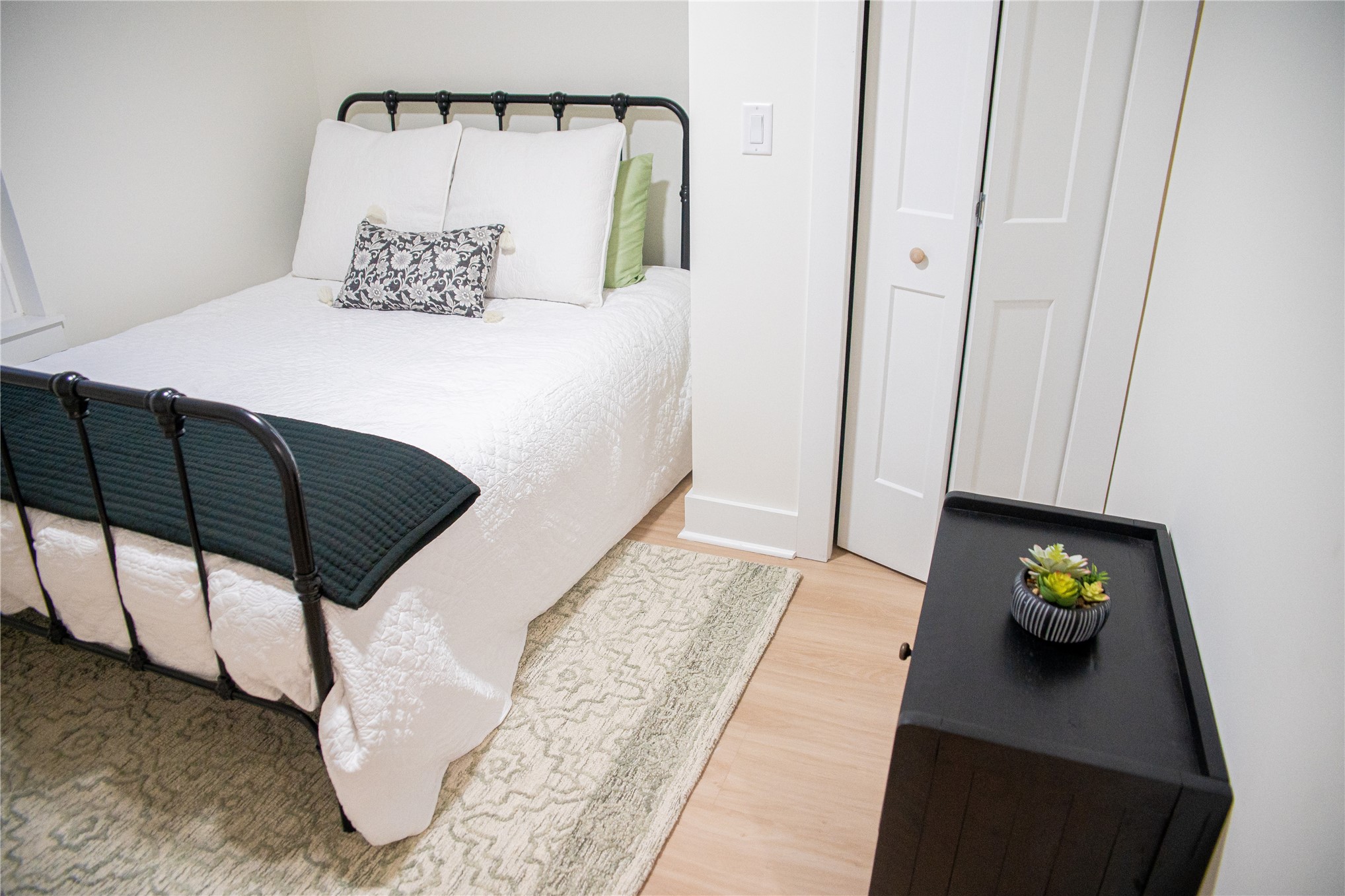 610 Division Street Fernandina Beach, FL 32034 - Photo 32 of 43 a bedroom with a bed and a table