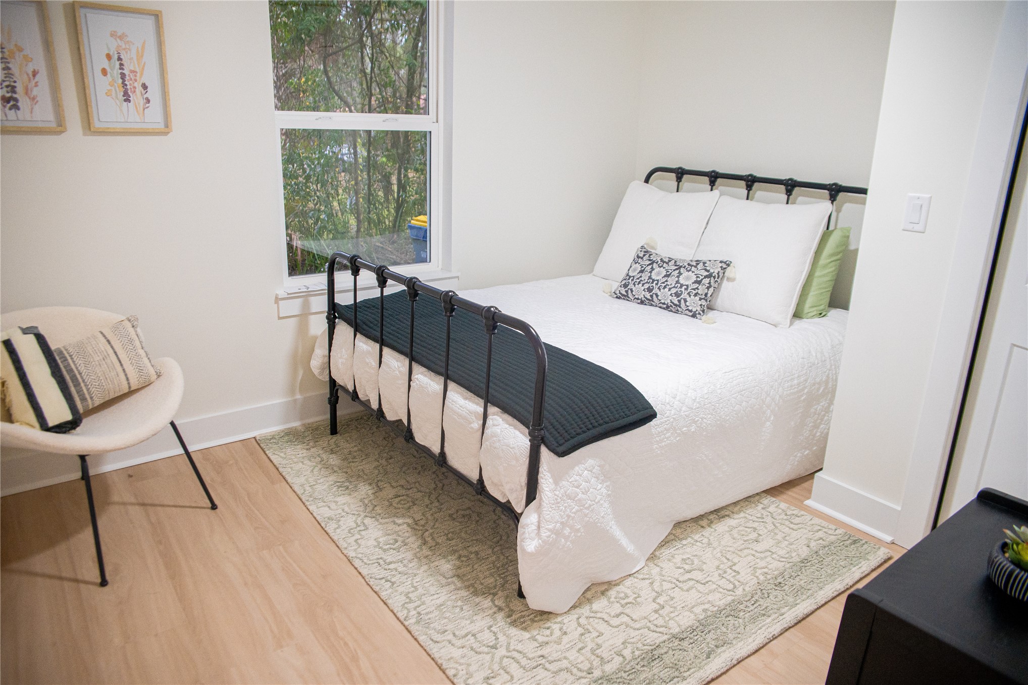 610 Division Street Fernandina Beach, FL 32034 - Photo 33 of 43 a bed sitting in a bedroom next to a window