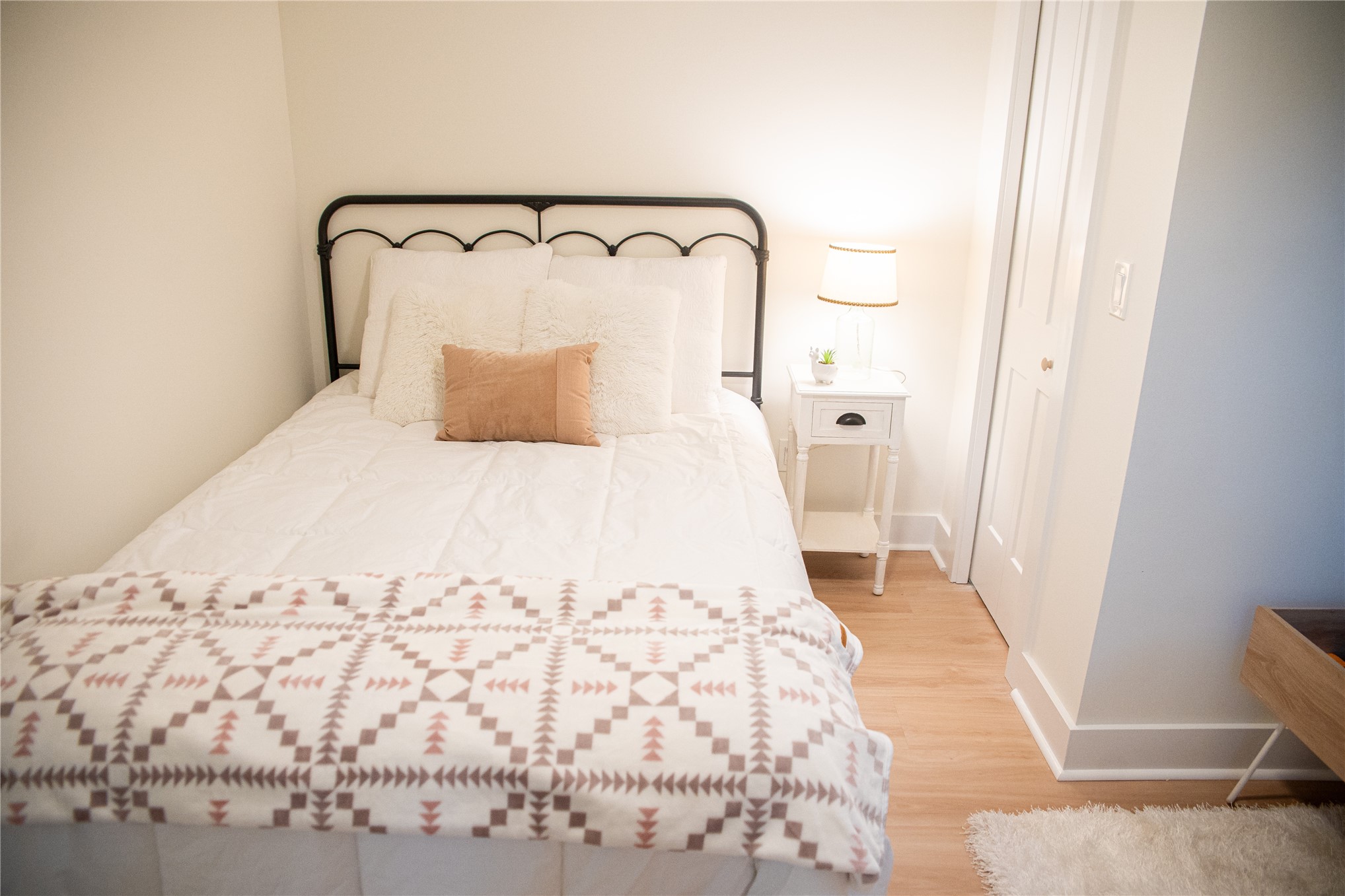610 Division Street Fernandina Beach, FL 32034 - Photo 35 of 43 a large white bed in a white room
