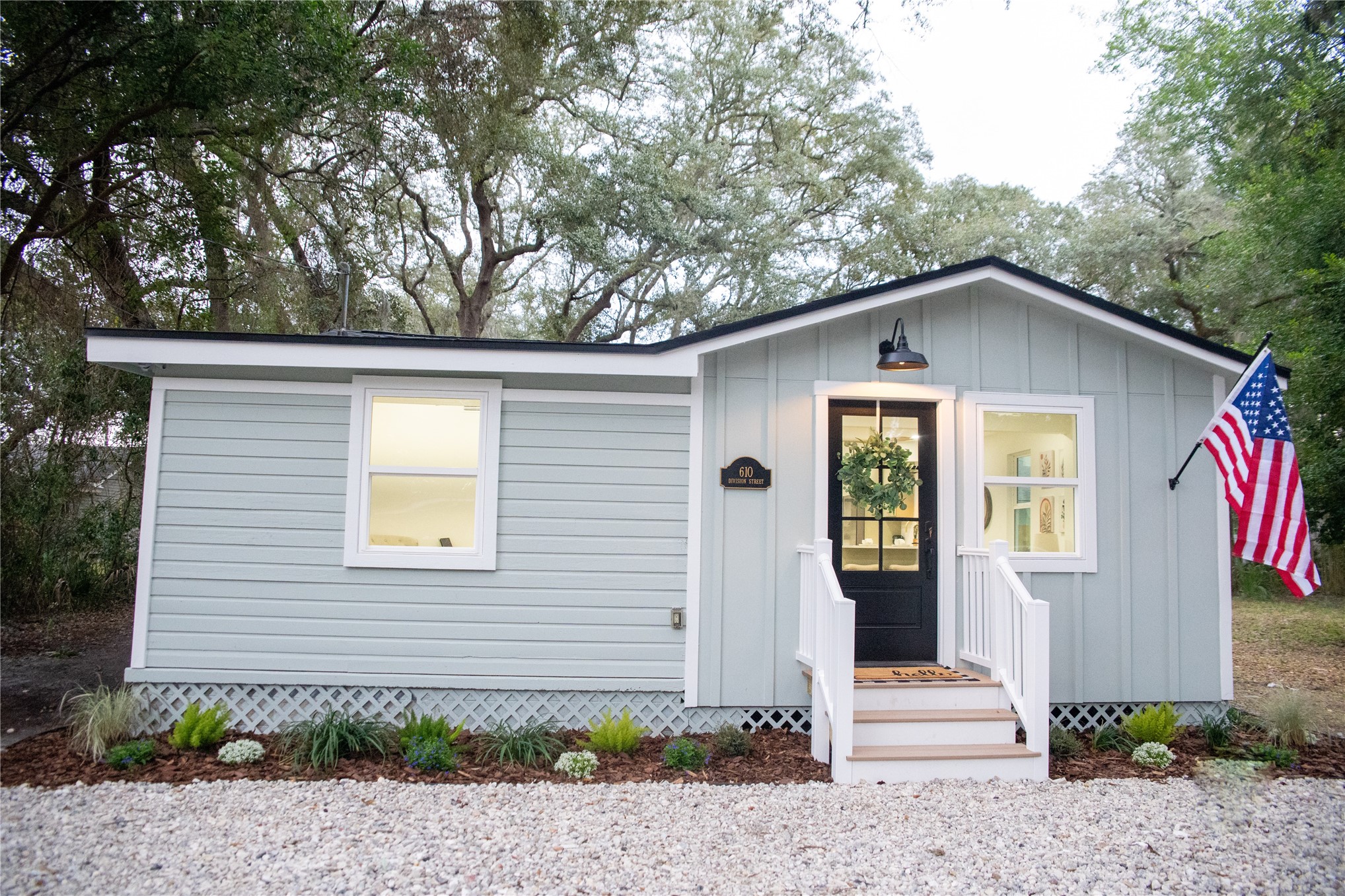 610 Division Street Fernandina Beach, FL 32034 - Photo 5 of 43 a front view of a house with a yard