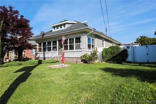 $258,000 | 410 East Charlestown Avenue, Jeffersonville, IN 47130