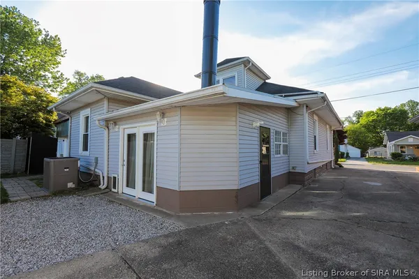 $258,000 | 410 East Charlestown Avenue, Jeffersonville, IN 47130