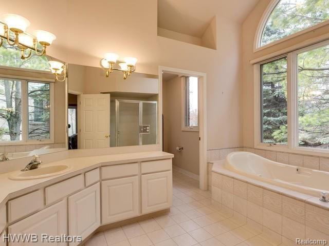 60928 Pennington Way Rochester, MI 48306 - Photo 21 of 40 21-Master Bath 1.jpg