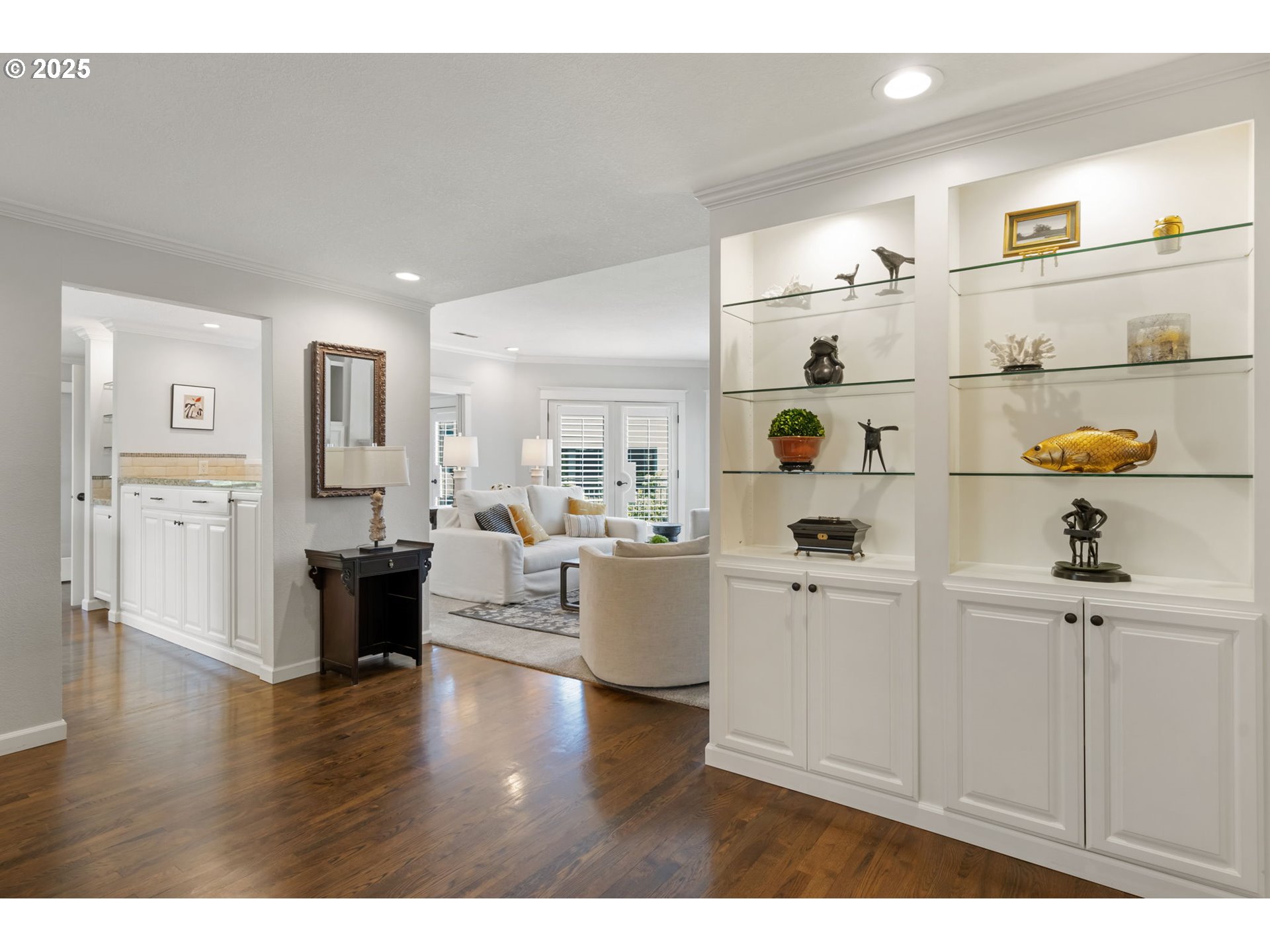 5620 South Riverside Lane, Unit 3 Portland, OR 97239 - Photo 12 of 41 a living room with furniture and wooden floor