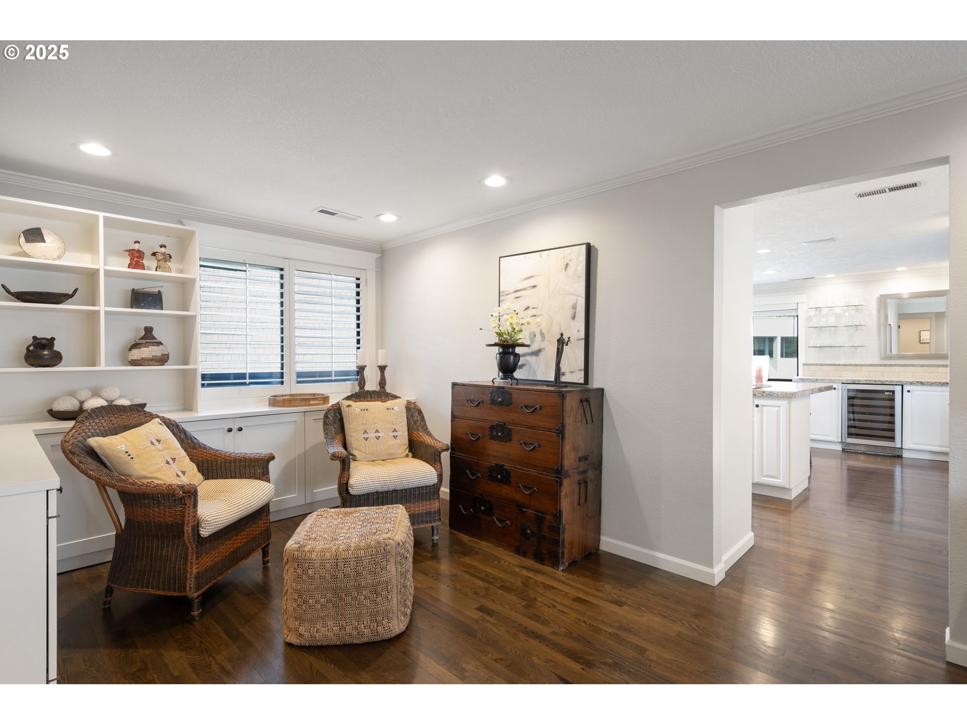5620 South Riverside Lane, Unit 3 Portland, OR 97239 - Photo 13 of 41 a living room with furniture and a table