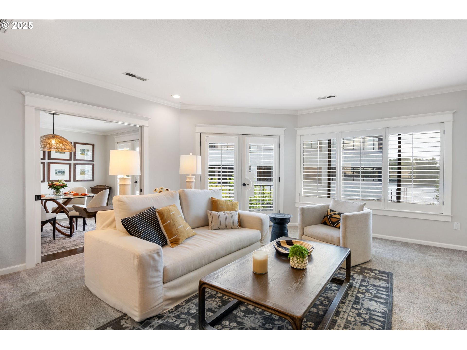5620 South Riverside Lane, Unit 3 Portland, OR 97239 - Photo 14 of 41 a living room with furniture and a large window