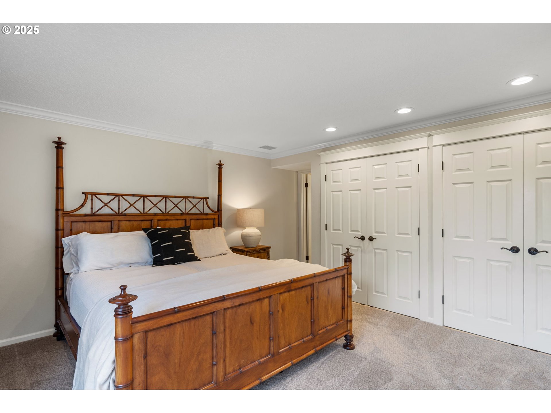 5620 South Riverside Lane, Unit 3 Portland, OR 97239 - Photo 18 of 41 a bedroom with a bed and a lamp